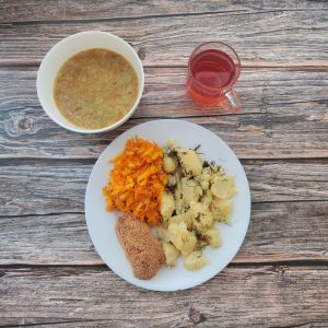 zdjęcie przedstawia Dietę podstawowa Zupa brokułowa z ryżem Kotlet z jaj Ziemniaki młode z koperkiem gotowane Surówka z marchwi i jabłka Kompot owocowy z jabłkami